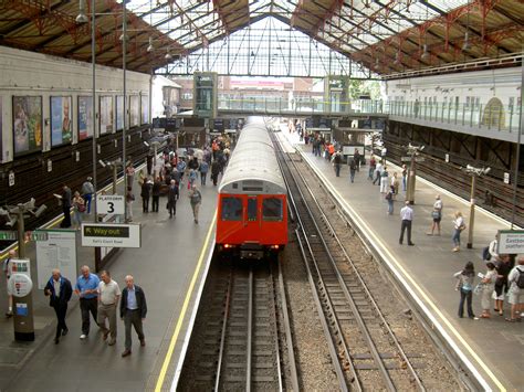 File:London Train Station.jpg - Wikimedia Commons