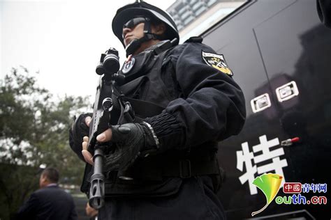 北京警方街头展示防恐特警装备[组图]_图片中国_中国网