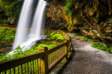 22 Best Waterfalls In North Carolina You Must Visit - Southern Trippers