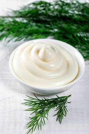 Ceramic white gravy boat with mayonnaise on white background - Creative Commons Bilder
