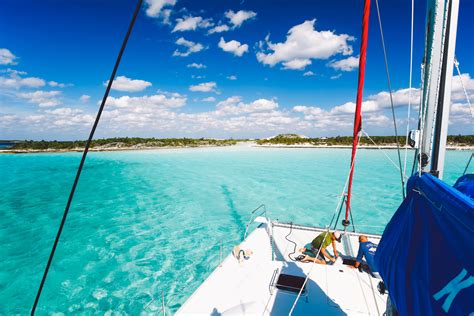 Island hopping in The Bahamas on a sailboat | Women Who Live On Rocks