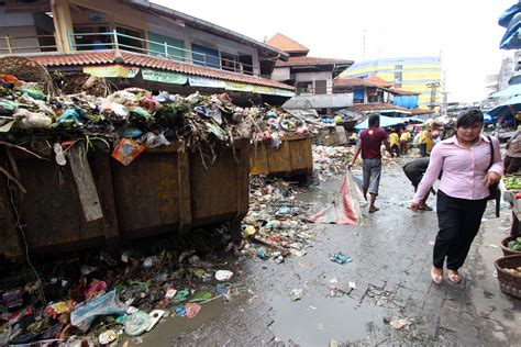 Tak Kunjung Diangkat, Tumpukan Sampah Bikin Resah