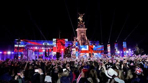 Platinum Jubilee: Millions watch Party at the Palace concert - BBC News