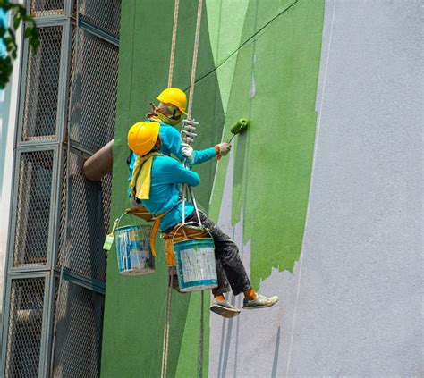 Pintores pintando o exterior do edifício | Foto Premium