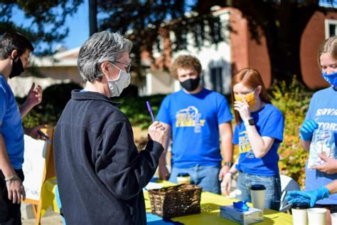 Students show their appreciation for local health care workers – The Southeastern