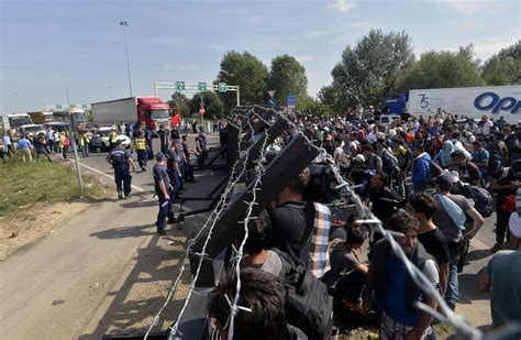 Hungary Blocks Migrants in Border Crackdown - The New York Times