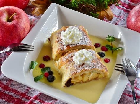 Apfelstrudel mit Vanillesauce - Rezept | Kochrezepte.at