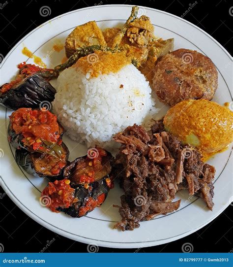 Indonesian Food - Nasi Padangwith Rendang, Erong Balado, Gulai Teolor ...