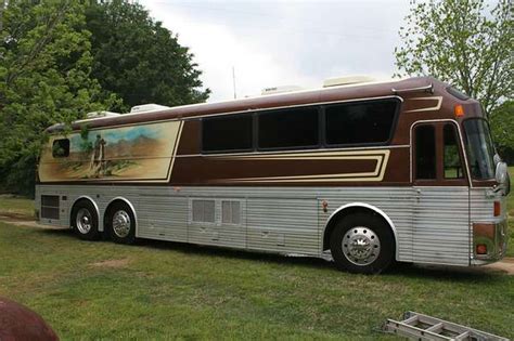 Willie Nelson's tour bus featured on 'Extreme RVs' for Travel Channel