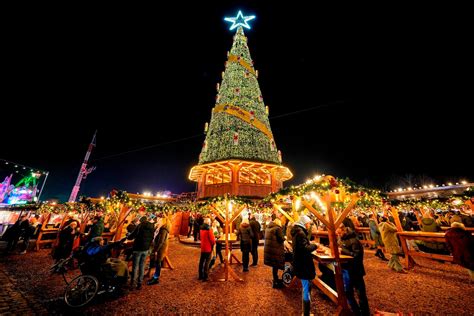 25 Dazzling Christmas Trees Across the Globe - ABC News