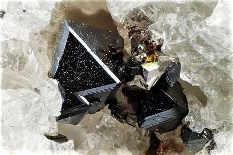 Hercynite | Rocks and minerals, Rocks and crystals, Rocks and gems