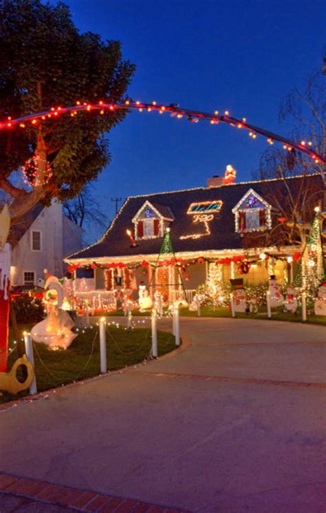 16 Best Christmas Towns in America | Christmas town, Christmas fun, Towns