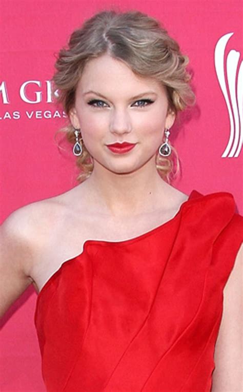 7. Lady in Red from Taylor Swift's Top 10 Beauty Moments | E! News