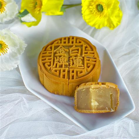 Less Sugar White Lotus Mooncake 少糖超级白莲蓉月饼 - YuBake