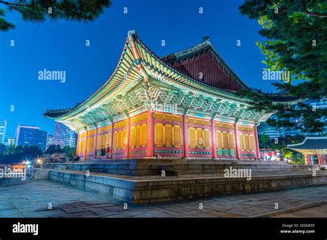 Night view of Deoksugung palace in Seoul, Republic of Korea Stock Photo - Alamy