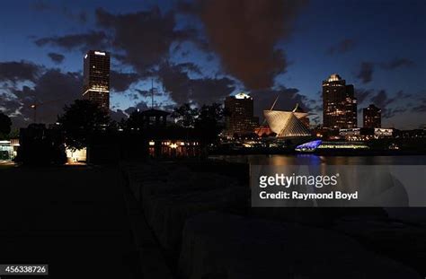 Milwaukee Skyline At Night Photos and Premium High Res Pictures - Getty ...