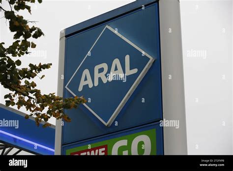 Aral Logo einer Tankstelle in Berlin *** Aral logo of a gas station in Berlin Stock Photo - Alamy