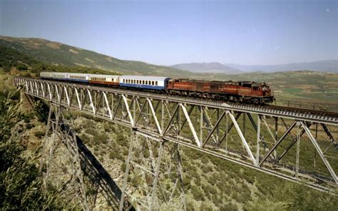 Wallpapers World: Train on a Tall Bridge Over a Gorge