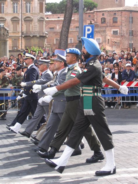 Military uniform - Wikipedia