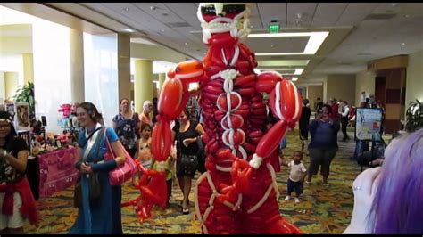 Colossal Titan Balloon Cosplay (Omni-Expo 2014) - YouTube