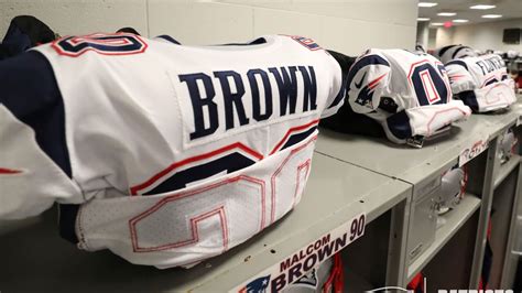 Pregame Week 12: Inside the Patriots locker room and player arrivals