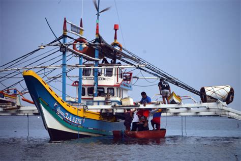 Restricted Access, Trawlers Hurt Small-Scale Fishermen in Philippines ...