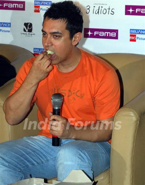 Aamir Khan with his" 3 Idiots" team in Kolkata on 31st night Media