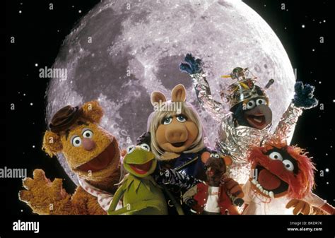 MUPPETS FROM SPACE (1999) FOZZIE BEAR, KERMIT THE FROG, MISS PIGGY, RIZZO THE RAT, GONZO, ANIMAL ...