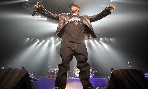 A Tale of Two Reigning Rappers, Opposites Onstage at the Izod Center - The New York Times