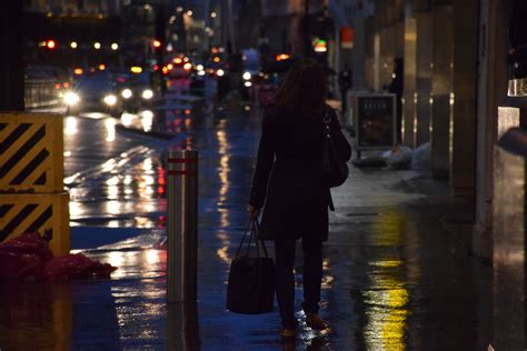 Nearly 50% of all women in UK feel insecure walking alone at night | Daily Sabah