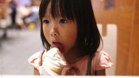 «Asian Little Girl Eating Ice Cream» del colaborador de Stocksy «Pansfun Images» - Stocksy