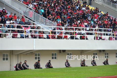 Inaspoc Sulap Tribun Stadion Manahan Jadi Panggung Wayang Besar | Republika Online