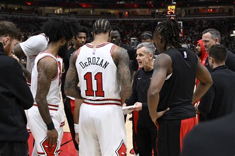 Chicago Bulls head coach Billy Donovan talks with the team before the ...