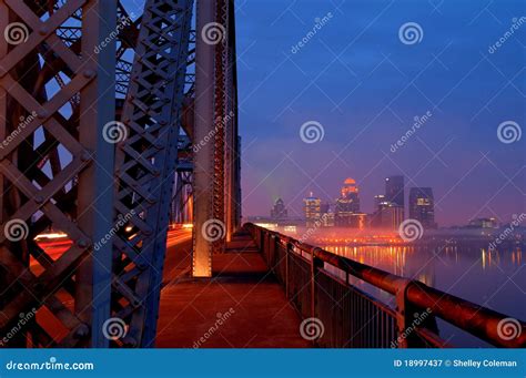 Louisville, Kentucky Skyline at Sunrise Stock Image - Image of life, built: 18997437