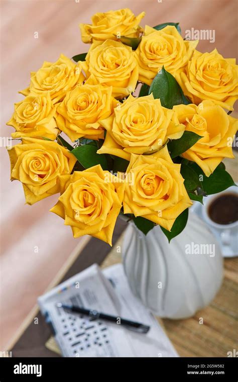 Long stemmed yellow roses hi-res stock photography and images - Alamy