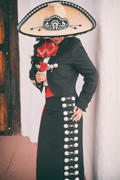 Pin by Jacqueline Figueroa🌺 on Mexican beauty | Mariachi outfit ...