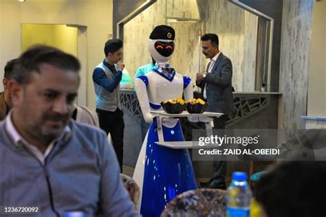 596 Robot Restaurant Workers Stock Photos, High-Res Pictures, and ...