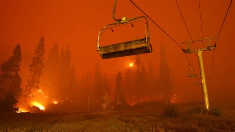 Wildfire forces thousands from popular Lake Tahoe resort city