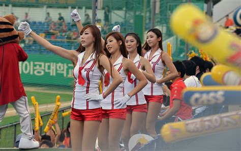 Female Korean baseball cheerleaders « TravelJapanBlog.com