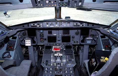 Jet Airlines: Fokker 100 cockpit