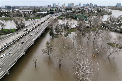 Sécheresse, incendies, inondations : les Californiens s'en sortent au milieu d'un "coup de fouet ...