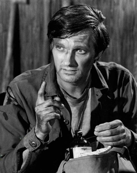 File:Alan Alda Hawkeye MASH.JPG - Wikipedia