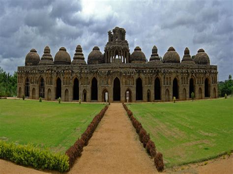 THE FORT OF VICTORY – VIJAYANAGARA’Tour