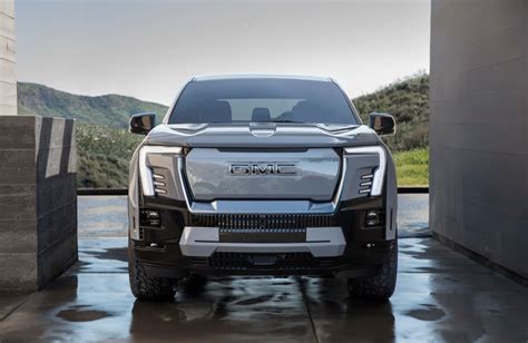 GM takes another full-size pickup electric with the 400-mile range GMC ...