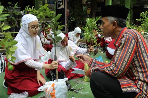 Asyiknya Ratusan Siswa Solo Belajar Mencangkok Tanaman | Muhammadiyah Jateng