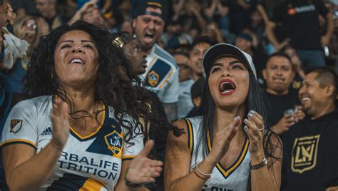 LAFC and LA Galaxy Fans Go Head-To-Head In a Playoff Edition of Tailgate Trivia! - Urban Pitch