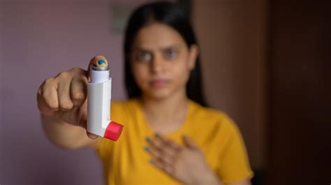 Premium Photo | Asthmatic patient catching inhaler having an asthma attack. young woman having ...