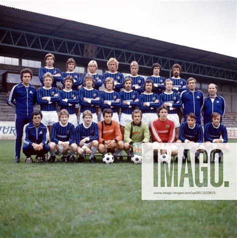 Mannschaftsfoto (1 FC Saarbruecken) 1977 1978, hi v li Reinhold Zech ...