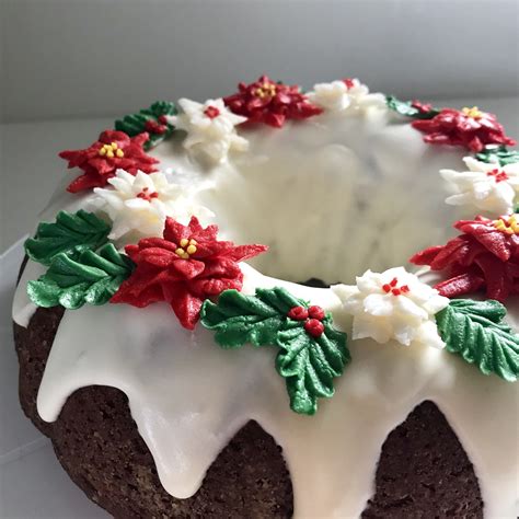 Christmas Bundt Cake Decorating Ideas / Decorate it with more fresh berries, a sprinkling of ...