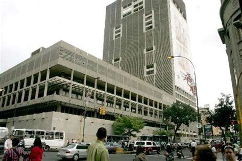 Armed Man Breaks Into Venezuela's Central Bank - Crime In Progress ...